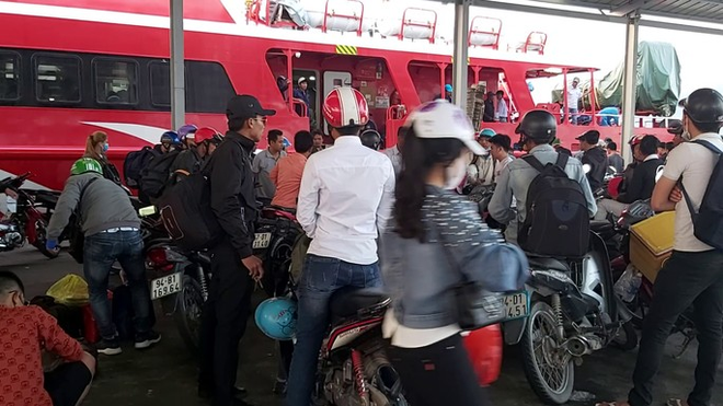 CLIP: Người lao động mang v&aacute;c h&agrave;nh l&yacute; rời Ph&uacute; Quốc về qu&ecirc; ăn Tết  - Ảnh 4.