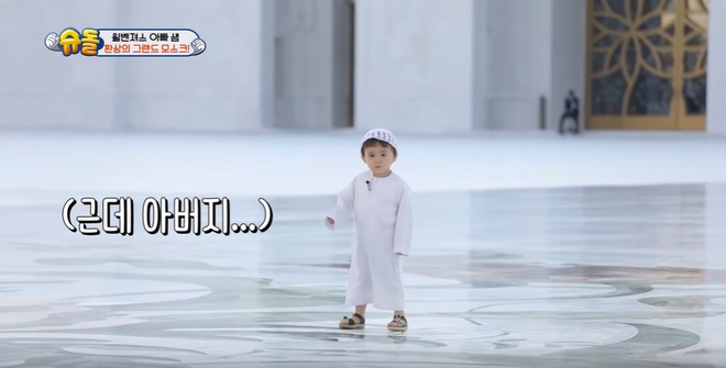 Chờ m&atilde;i kh&ocirc;ng được đ&uacute;t cho ăn, sao nh&iacute; 3 tuổi quyết định tự xử với m&oacute;n thịt nướng si&ecirc;u to khổng lồ - Ảnh 3.