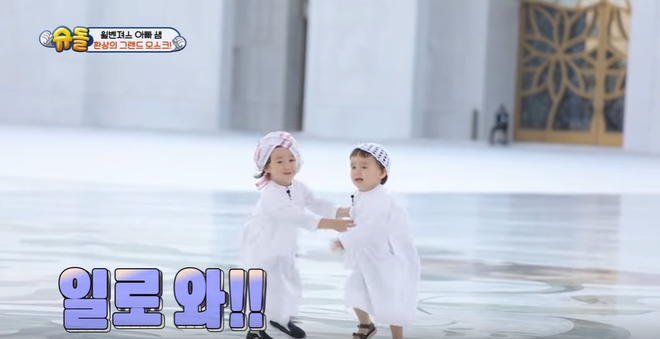 Chờ m&atilde;i kh&ocirc;ng được đ&uacute;t cho ăn, sao nh&iacute; 3 tuổi quyết định tự xử với m&oacute;n thịt nướng si&ecirc;u to khổng lồ - Ảnh 4.