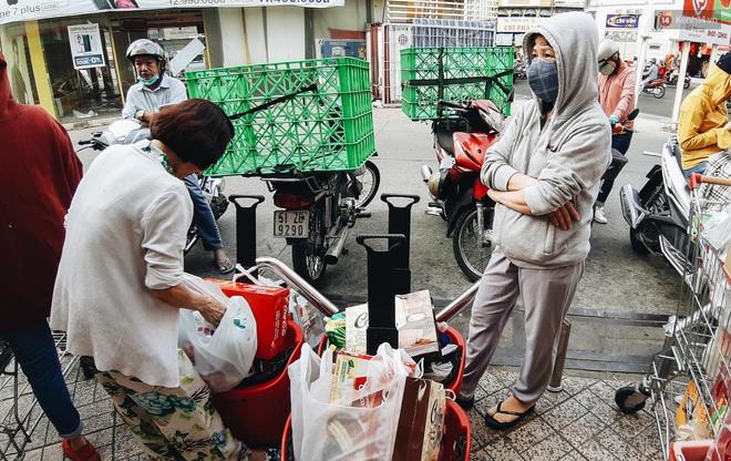 Ảnh: Người Sài Gòn xếp hàng dài ở siêu thị chờ mua sắm Tết chiều chủ nhật cuối năm - Ảnh 20.