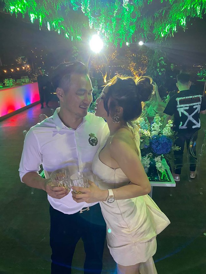 Chi Bảo hôn say đắm bạn gái kém 16 tuổi trong tiệc sinh nhật sang chảnh, phản ứng của Trương Ngọc Ánh đặc biệt hơn - Ảnh 6.