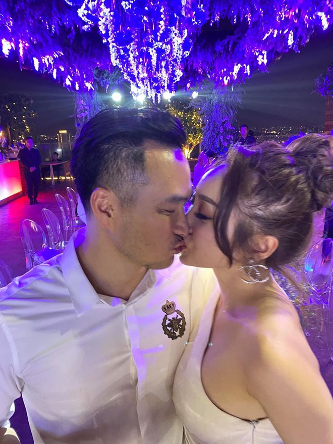 Chi Bảo hôn say đắm bạn gái kém 16 tuổi trong tiệc sinh nhật sang chảnh, phản ứng của Trương Ngọc Ánh đặc biệt hơn Chi Bảo hôn say đắm bạn gái kém 16 tuổi trong tiệc sinh nhật sang chảnh, phản ứng của Trương Ngọc Ánh đặc biệt hơn
