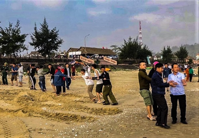 Đi tắm biển ngày giáp Tết, 2 học sinh ở Hà Tĩnh bị sóng cuốn trôi - Ảnh 2.