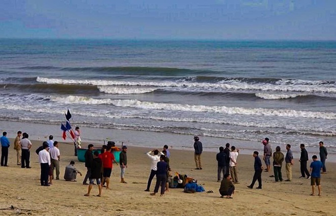 Đi tắm biển ngày giáp Tết, 2 học sinh ở Hà Tĩnh bị sóng cuốn trôi - Ảnh 1.