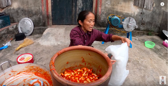 Biến tấu món kim chi “made in Việt Nam” với củ hành, bà Tân còn giới thiệu cách ăn mới ở cuối clip khiến ai cũng… té ngửa - Ảnh 4.