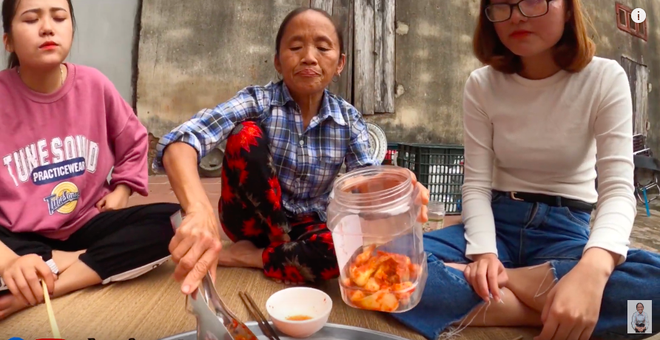 Biến tấu món kim chi “made in Việt Nam” với củ hành, bà Tân còn giới thiệu cách ăn mới ở cuối clip khiến ai cũng… té ngửa - Ảnh 7.