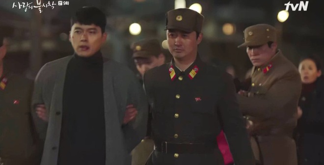 Đánh sếp ngã ngửa vì dọa tra tấn Son Ye Jin, Hyun Bin bị hội đồng tơi tả trong tập 9 Crash Landing on You - Ảnh 4.