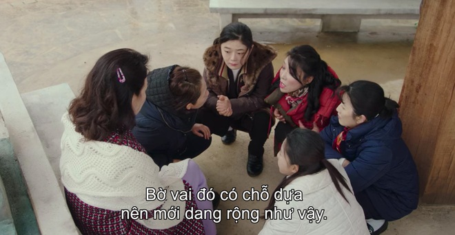 3 khoảnh khắc cười ná thở ở tập 9 Crash Landing on You: Những bà dì hàng xóm khen ngoại hình Hyun Bin là cả một cuộc cách mạng! - Ảnh 3.