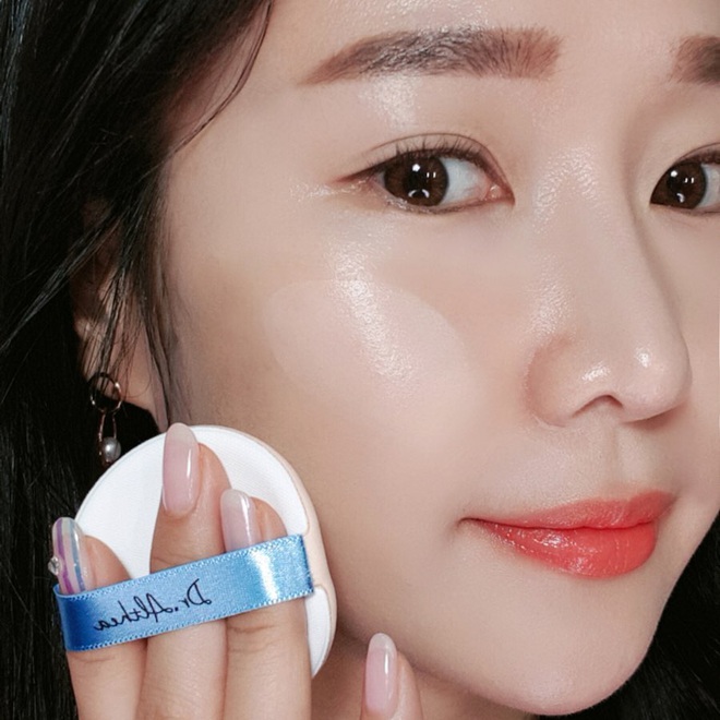 Xu hướng tạo da b&aacute;n l&igrave; đang hot tại H&agrave;n Quốc ho&aacute; ra l&agrave; nhờ loại kem nền dạng lai nh&igrave;n như hộp cushion - Ảnh 13.
