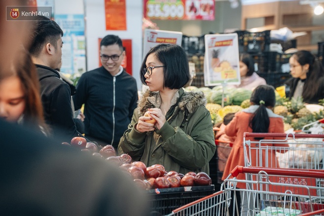 Ảnh: Siêu thị ken đặc người mua sắm ngày giáp Tết, khách hàng mệt mỏi khi phải chờ cả tiếng mới được thanh toán - Ảnh 10.