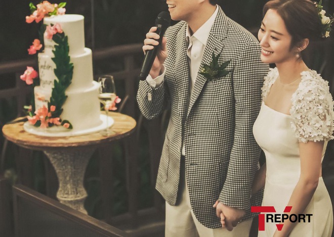 Đây đích thị là bộ hình cưới đẹp nhất Kbiz: Tình cũ Lee Jun Ki nhan sắc đỉnh đến thẫn thờ, không gian hôn lễ cực lạ - Ảnh 3.
