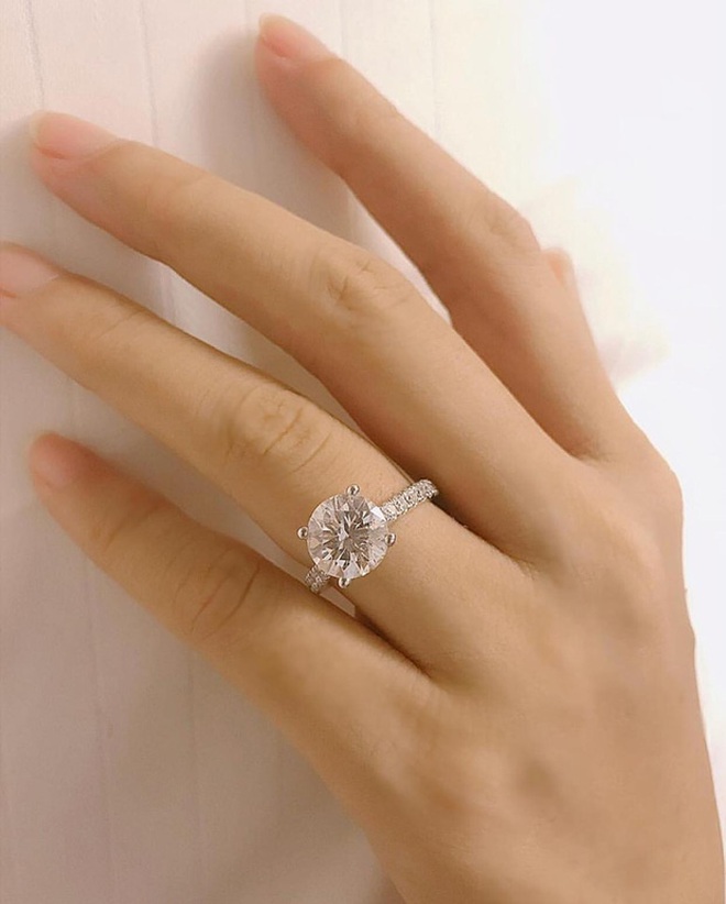 Phạm Hương khoe ảnh nắm tay bạn trai “đi khắp thế gian” ng&#224;y đầu năm nhưng chiếc nhẫn kim cương cực khủng mới chiếm spotlight - Ảnh 2.