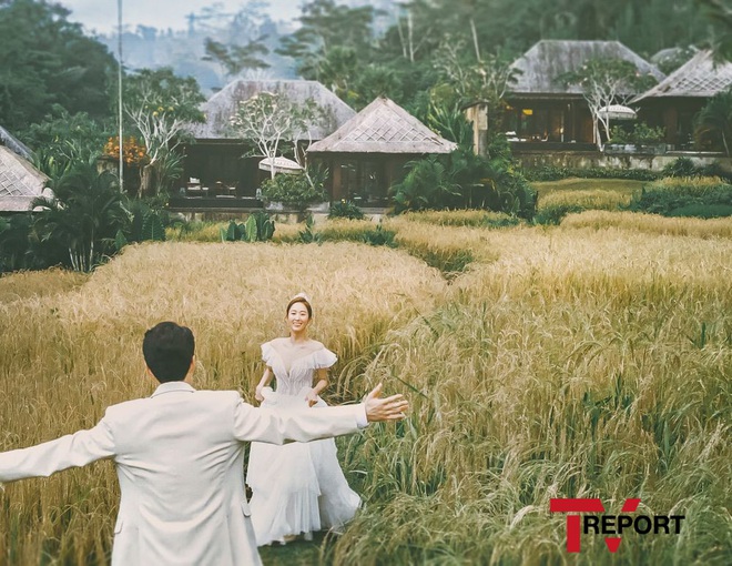 Đây đích thị là bộ hình cưới đẹp nhất Kbiz: Tình cũ Lee Jun Ki nhan sắc đỉnh đến thẫn thờ, không gian hôn lễ cực lạ - Ảnh 1.
