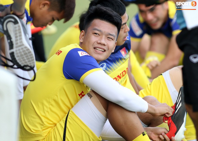 U23 Việt Nam đội nắng, luyện thiết đầu c&ocirc;ng, sẵn s&agrave;ng đ&aacute;nh bật mọi pha b&oacute;ng bổng - Ảnh 6.