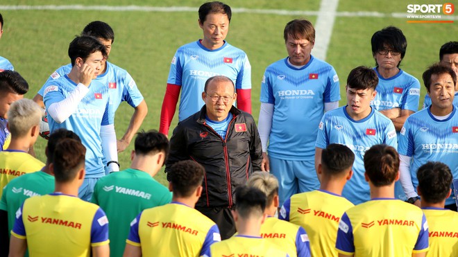 U23 Việt Nam đội nắng, luyện thiết đầu c&ocirc;ng, sẵn s&agrave;ng đ&aacute;nh bật mọi pha b&oacute;ng bổng - Ảnh 2.