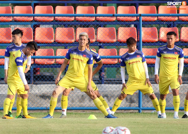 U23 Việt Nam đội nắng, luyện thiết đầu c&ocirc;ng, sẵn s&agrave;ng đ&aacute;nh bật mọi pha b&oacute;ng bổng - Ảnh 7.
