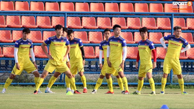 U23 Việt Nam đội nắng, luyện thiết đầu c&ocirc;ng, sẵn s&agrave;ng đ&aacute;nh bật mọi pha b&oacute;ng bổng - Ảnh 8.