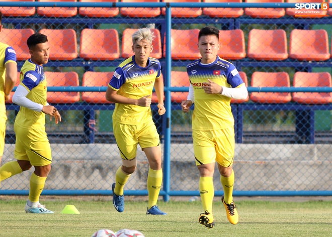 U23 Việt Nam đội nắng, luyện thiết đầu c&ocirc;ng, sẵn s&agrave;ng đ&aacute;nh bật mọi pha b&oacute;ng bổng - Ảnh 9.