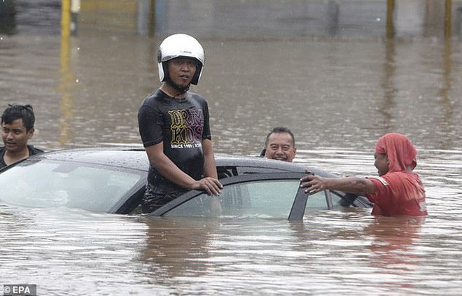 Jakarta: Mưa một đ&ecirc;m, 724 khu d&acirc;n cư ch&igrave;m trong nước, 9 người chết - Ảnh 1.