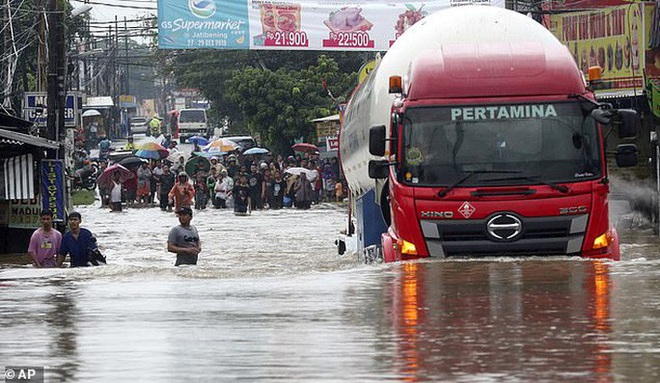 Jakarta: Mưa một đ&ecirc;m, 724 khu d&acirc;n cư ch&igrave;m trong nước, 9 người chết - Ảnh 2.