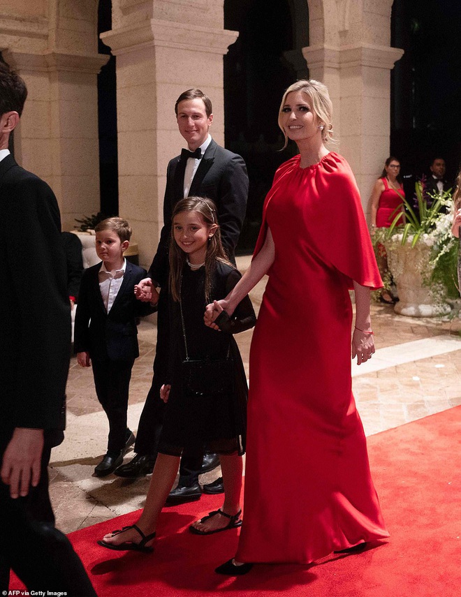 Gia đình Tổng thống Trump tề tựu trong tiệc năm mới: Ivanka xinh đẹp hút hồn nhưng Barron vẫn gây chú ý nhất với vẻ ngoài như nam thần - Ảnh 3.