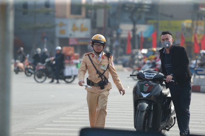 Uống 2 ch&eacute;n rượu, bị phạt 7 triệu đồng, tước Giấy ph&eacute;p l&aacute;i xe gần 2 năm - Ảnh 2.