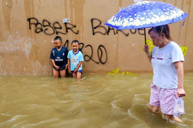 Jakarta: Mưa một đ&ecirc;m, 724 khu d&acirc;n cư ch&igrave;m trong nước, 9 người chết - Ảnh 13.