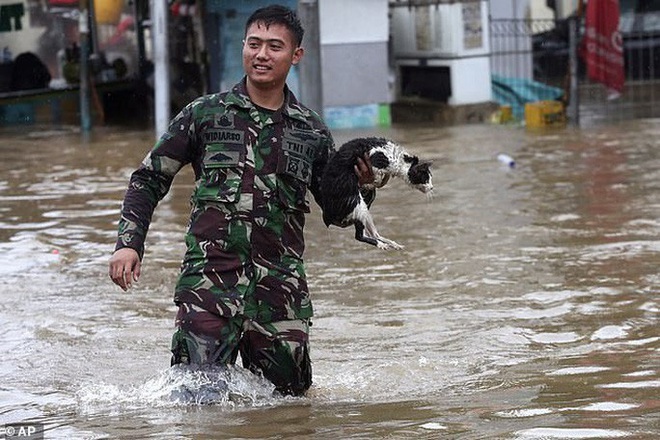 Jakarta: Mưa một đ&ecirc;m, 724 khu d&acirc;n cư ch&igrave;m trong nước, 9 người chết - Ảnh 3.