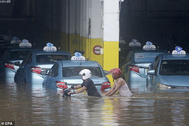Jakarta: Mưa một đ&ecirc;m, 724 khu d&acirc;n cư ch&igrave;m trong nước, 9 người chết - Ảnh 4.