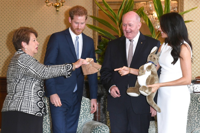 Trang phục mang ý nghĩa đặc biệt của Hoàng tử bé Archie khiến dân tình thi nhau tìm mua, mẹ Meghan cũng được thơm lây - Ảnh 3.