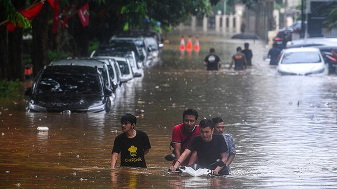 Jakarta: Mưa một đ&ecirc;m, 724 khu d&acirc;n cư ch&igrave;m trong nước, 9 người chết - Ảnh 5.