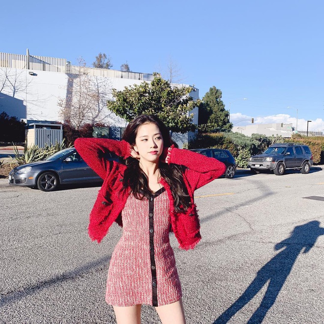 Khi diện váy, Jisoo (BLACKPINK) thường áp dụng 4 tips hack dáng nên dù không cao nhưng ai cũng phải ngước nhìn - Ảnh 5.