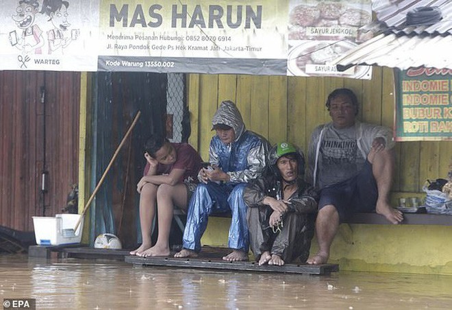 Jakarta: Mưa một đ&ecirc;m, 724 khu d&acirc;n cư ch&igrave;m trong nước, 9 người chết - Ảnh 6.