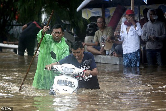 Jakarta: Mưa một đ&ecirc;m, 724 khu d&acirc;n cư ch&igrave;m trong nước, 9 người chết - Ảnh 7.
