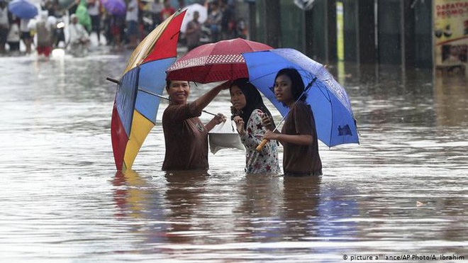 Jakarta: Mưa một đ&ecirc;m, 724 khu d&acirc;n cư ch&igrave;m trong nước, 9 người chết - Ảnh 8.