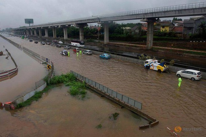 Jakarta: Mưa một đ&ecirc;m, 724 khu d&acirc;n cư ch&igrave;m trong nước, 9 người chết - Ảnh 9.