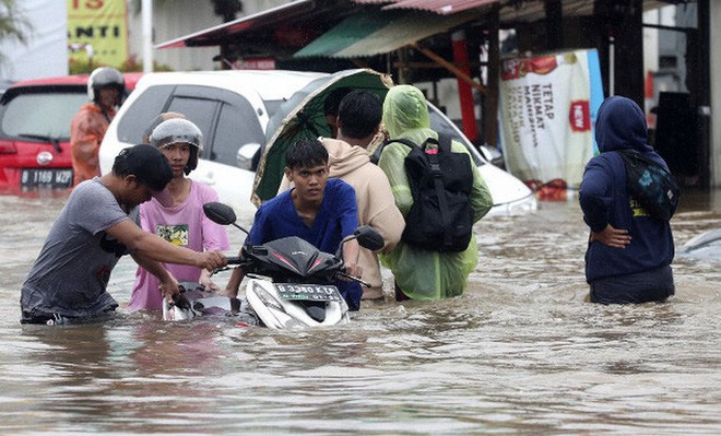 Jakarta: Mưa một đ&ecirc;m, 724 khu d&acirc;n cư ch&igrave;m trong nước, 9 người chết - Ảnh 10.