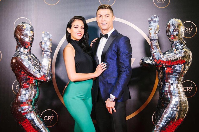 Cũng tài tình như Duy Mạnh, Ronaldo chọn đúng ngày đầu năm để bày tỏ với bạn gái, nhận ngay cơn mưa thả tim từ dân mạng - Ảnh 4.