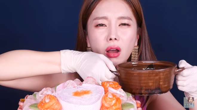 Youtuber Ssoyoung mở bát năm mới bằng chiếc bánh sashimi và nguyên một tấm rong biển khô siêu to khổng lồ - Ảnh 8.