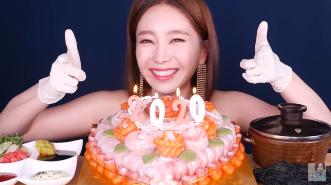 Youtuber Ssoyoung mở bát năm mới bằng chiếc bánh sashimi và nguyên một tấm rong biển khô siêu to khổng lồ - Ảnh 1.