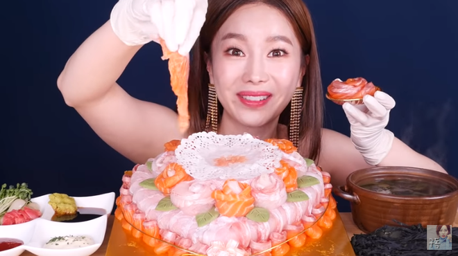 Youtuber Ssoyoung mở bát năm mới bằng chiếc bánh sashimi và nguyên một tấm rong biển khô siêu to khổng lồ - Ảnh 3.