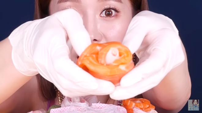 Youtuber Ssoyoung mở bát năm mới bằng chiếc bánh sashimi và nguyên một tấm rong biển khô siêu to khổng lồ - Ảnh 4.