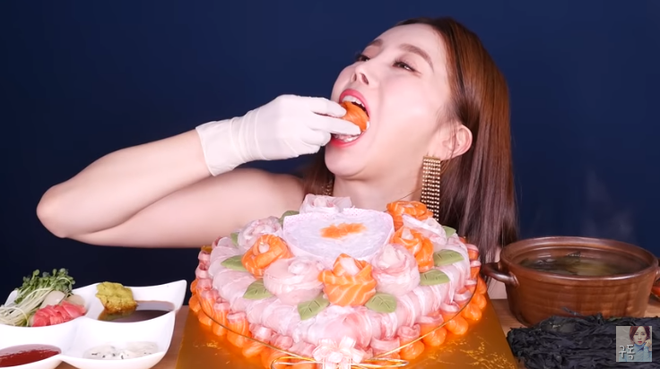 Youtuber Ssoyoung mở bát năm mới bằng chiếc bánh sashimi và nguyên một tấm rong biển khô siêu to khổng lồ - Ảnh 7.