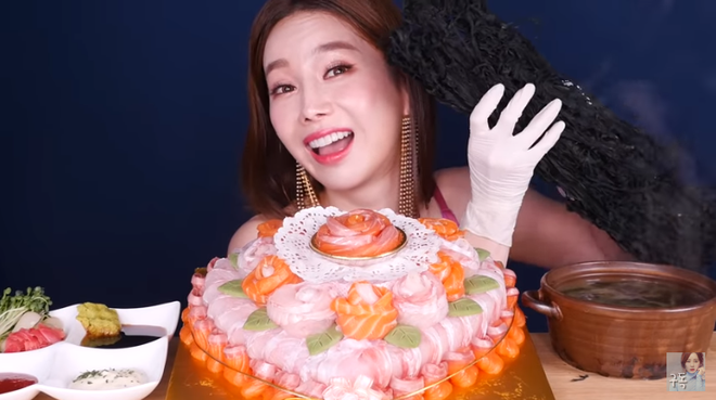 Youtuber Ssoyoung mở bát năm mới bằng chiếc bánh sashimi và nguyên một tấm rong biển khô siêu to khổng lồ - Ảnh 5.