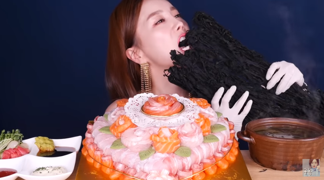 Youtuber Ssoyoung mở bát năm mới bằng chiếc bánh sashimi và nguyên một tấm rong biển khô siêu to khổng lồ - Ảnh 6.