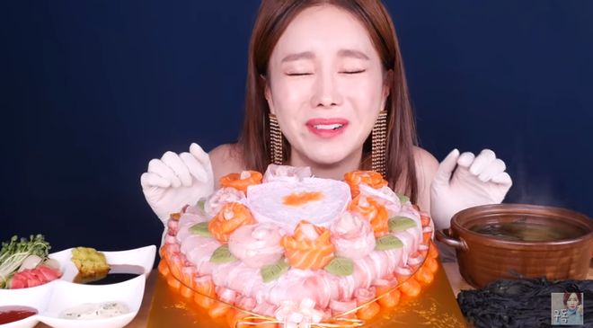 Youtuber Ssoyoung mở bát năm mới bằng chiếc bánh sashimi và nguyên một tấm rong biển khô siêu to khổng lồ - Ảnh 9.