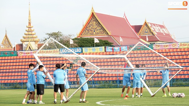 U23 Việt Nam đội nắng, luyện thiết đầu c&ocirc;ng, sẵn s&agrave;ng đ&aacute;nh bật mọi pha b&oacute;ng bổng - Ảnh 4.