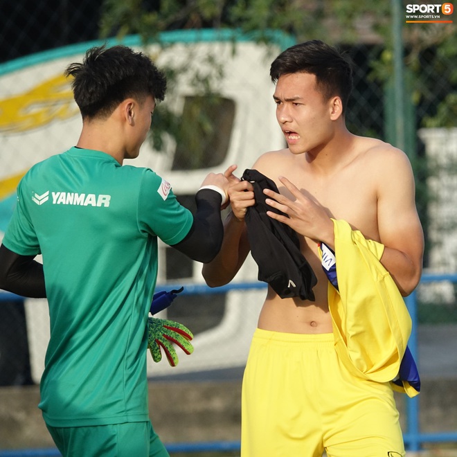 U23 Việt Nam đội nắng, luyện thiết đầu công, sẵn sàng đánh bật mọi pha bóng bổng - Ảnh 5.