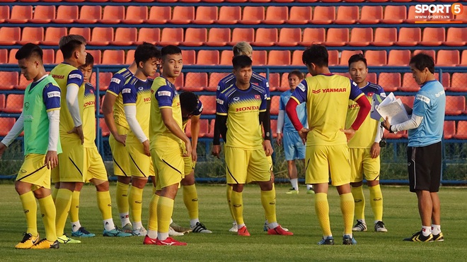 U23 Việt Nam đội nắng, luyện thiết đầu công, sẵn sàng đánh bật mọi pha bóng bổng - Ảnh 16.