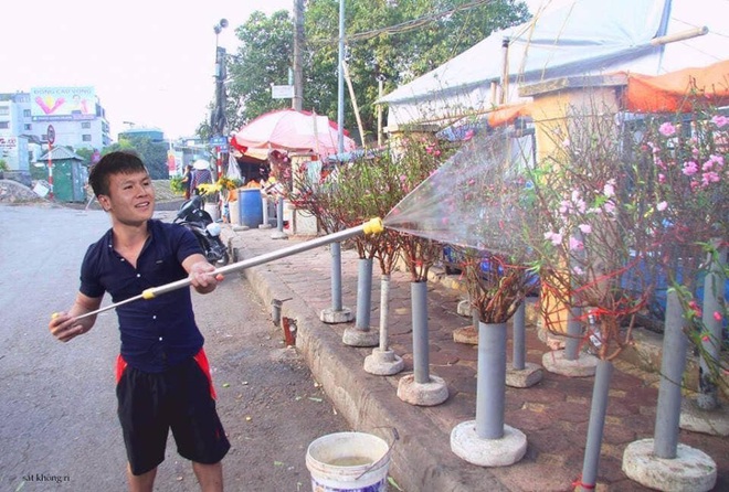 Cười lăn với ảnh chế tuyển thủ Việt Nam ngày giáp Tết: Quang Hải, Công Phượng đi buôn đào, thầy Park cũng hai tay hai cành đào chơi Tết - Ảnh 1.